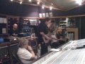 Terry Balsamo registrando la parte alla chitarra